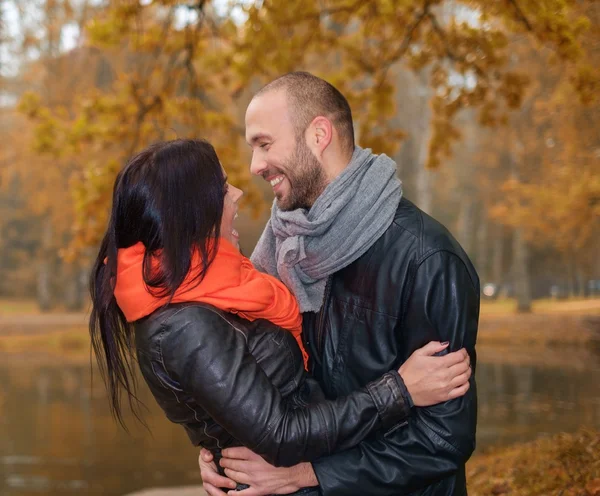 Feliz pareja de mediana edad al aire libre en el día de otoño — Foto de Stock