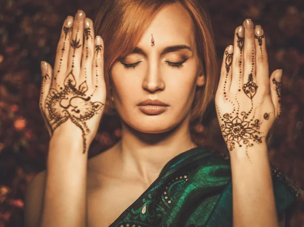 Femme avec ornement au henné mehndi — Photo