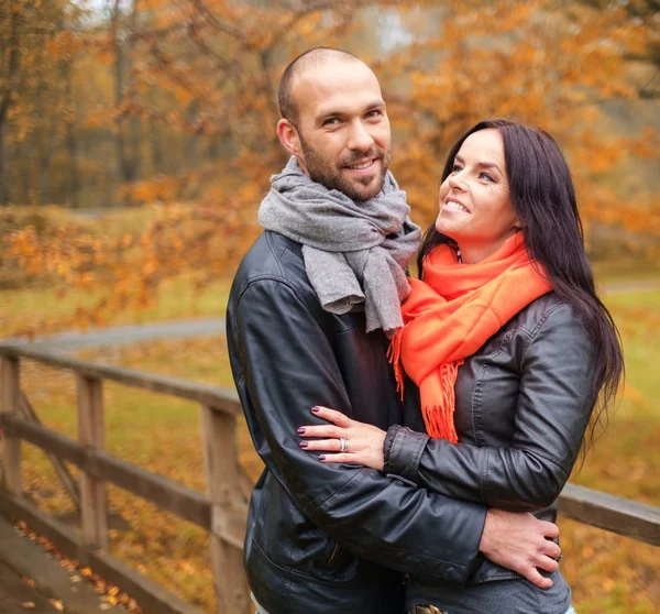 Glückliches Paar mittleren Alters an einem Herbsttag im Freien — Stockfoto