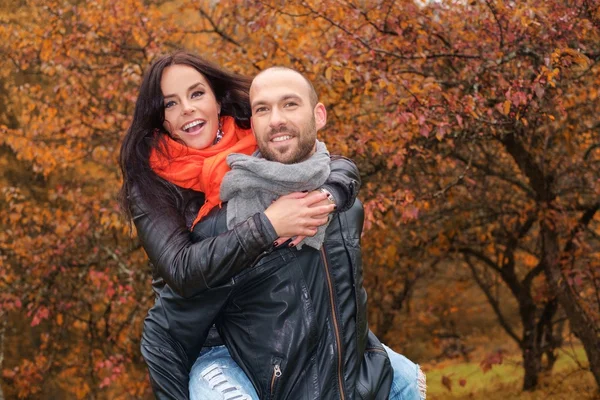 Glückliches Paar mittleren Alters an einem Herbsttag im Freien — Stockfoto