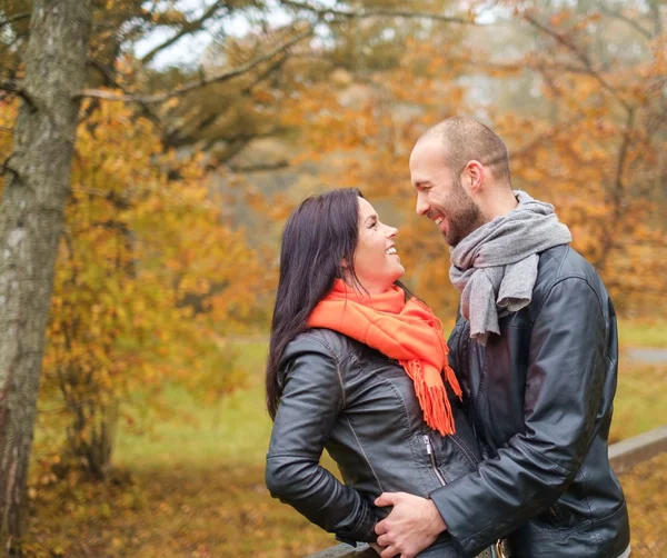 Feliz casal de meia-idade ao ar livre no dia de outono — Fotografia de Stock