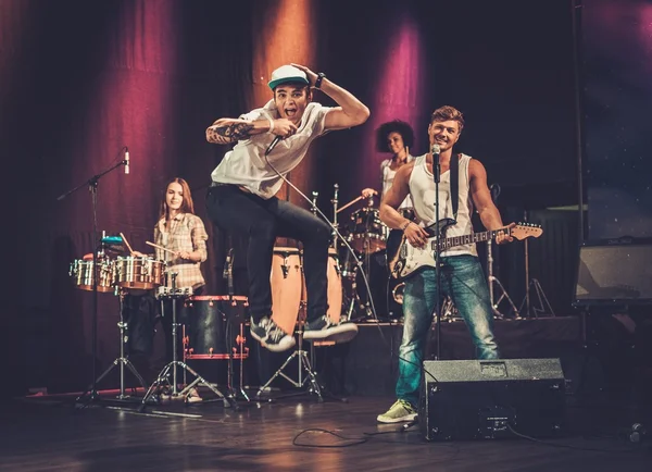 Banda de música multirracial se apresentando em um palco — Fotografia de Stock
