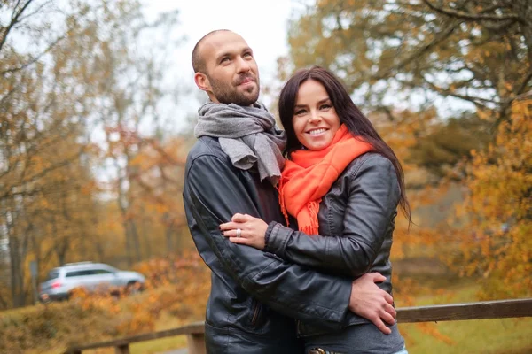 Happy middle-aged couple outdoors on beautiful autumn day — Stock Photo, Image