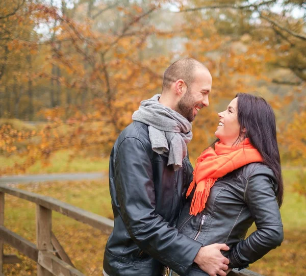 Felice coppia di mezza età all'aperto nella bella giornata autunnale — Foto Stock