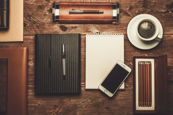 Luxe zakenman tools op een houten tafel — Stockfoto