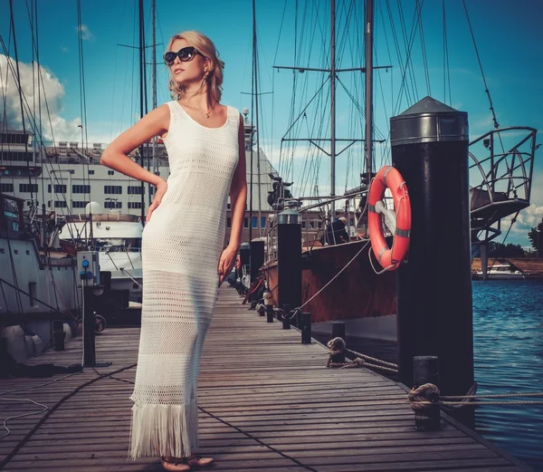 Mulher rica elegante em um cais de madeira — Fotografia de Stock