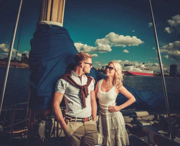 Élégant couple riche sur un yacht — Photo