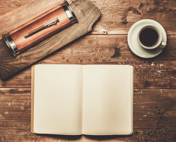 Herramientas de escritura de lujo en una mesa de madera — Foto de Stock