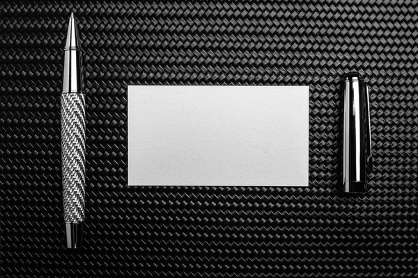 Lujoso bolígrafo sobre una superficie de carbono — Foto de Stock