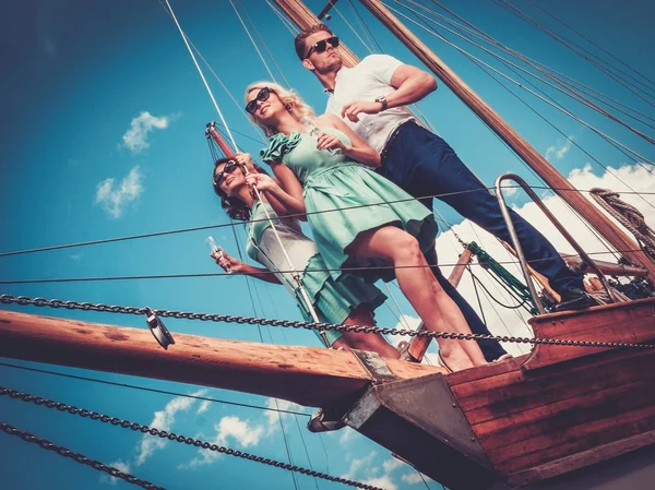 Snygga rika vänner som har kul på en lyxyacht — Stockfoto