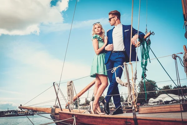 Couple riche sur un yacht de luxe — Photo