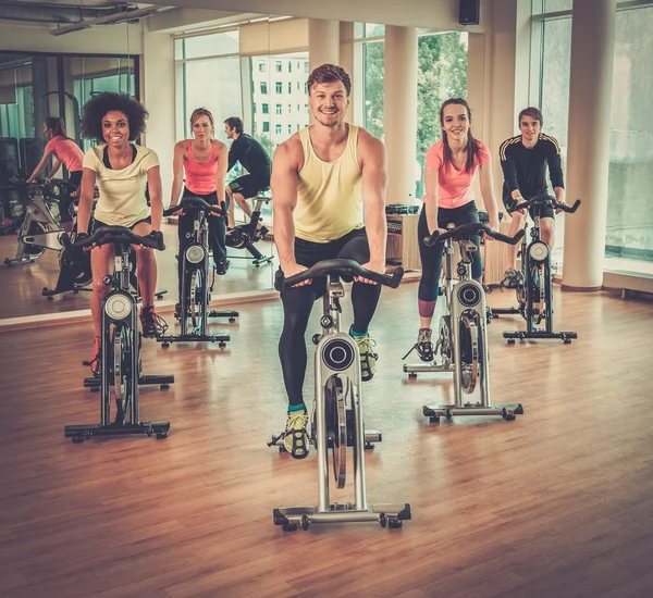 Raser-gruppen under aerobics klass på en cyklar — Stockfoto