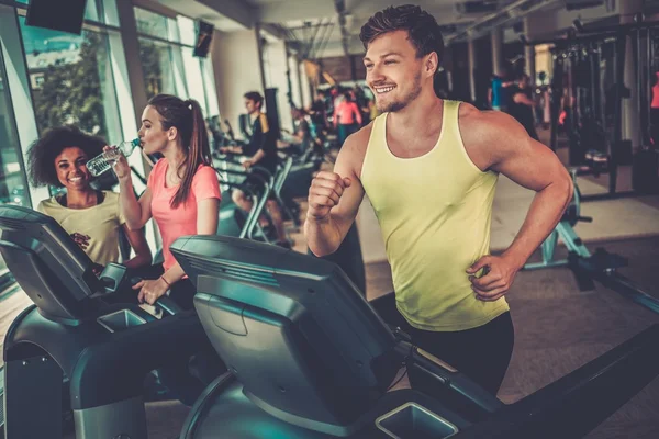 Hombre corriendo en una cinta de correr — Foto de Stock