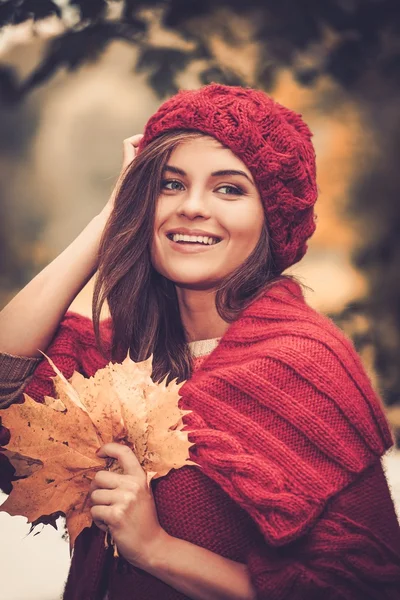 Mooie vrouw dragen gebreide jas — Stockfoto