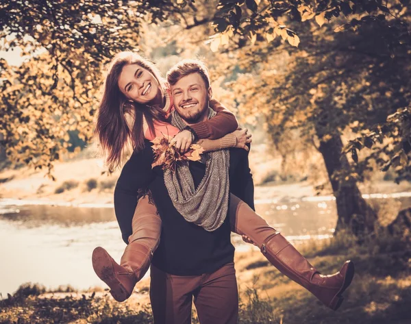 Χαρούμενο ζευγάρι στο πάρκο φθινόπωρο — Φωτογραφία Αρχείου