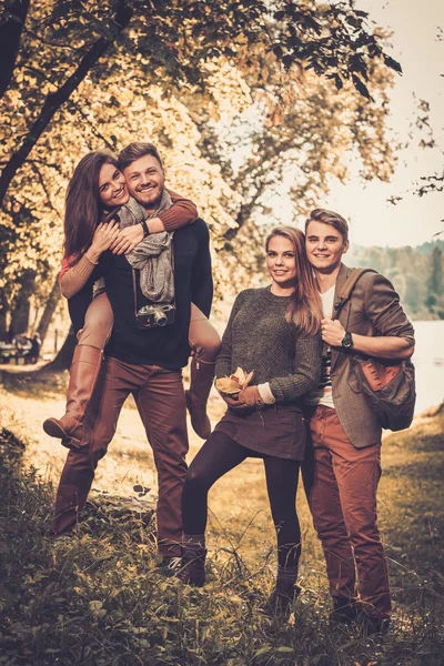 Amigos alegres en el parque de otoño — Foto de Stock