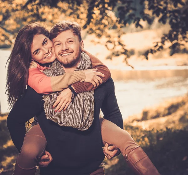 Glada par i höst park att ha kul — Stockfoto