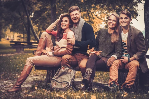 Vrolijke vrienden in de herfst park — Stockfoto
