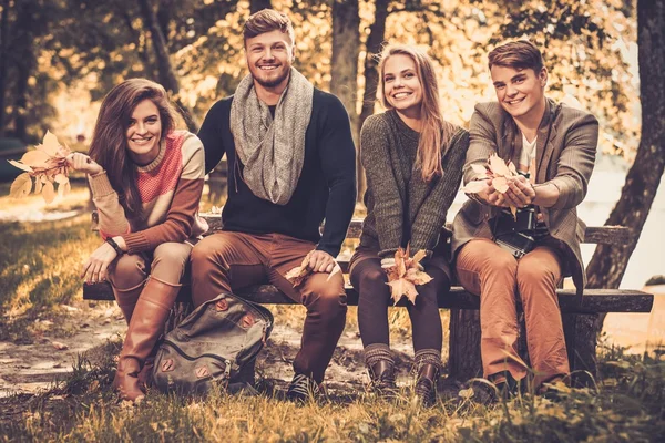 Glada vänner i höst park — Stockfoto