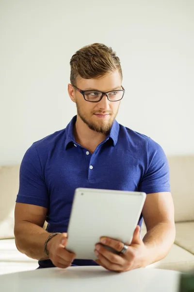 Handsome man using tablet pc at home — Stock Photo, Image