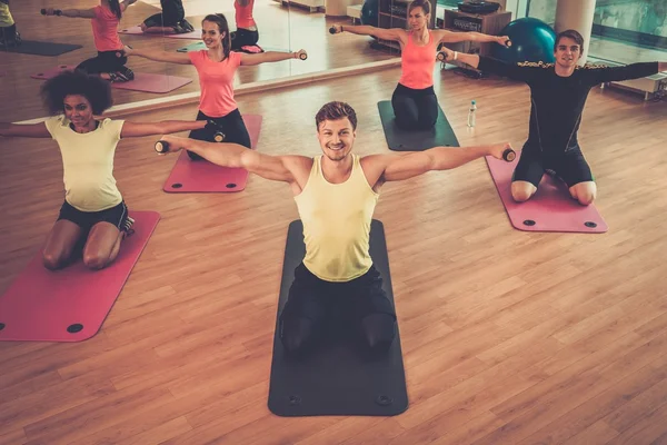 Mehrrassige Gruppe während des Aerobic-Kurses — Stockfoto