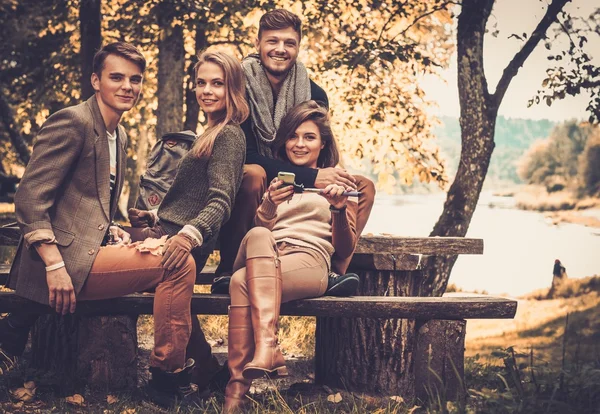 Glada vänner i höst park — Stockfoto