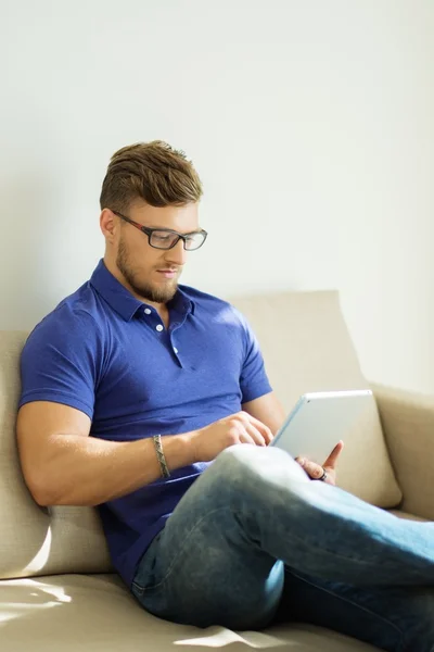 Handsome man using tablet pc at home — Stock Photo, Image