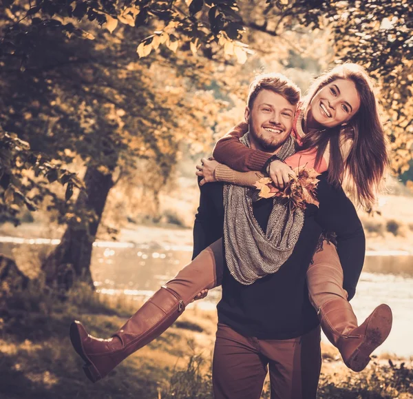 Pareja alegre en el parque de otoño —  Fotos de Stock