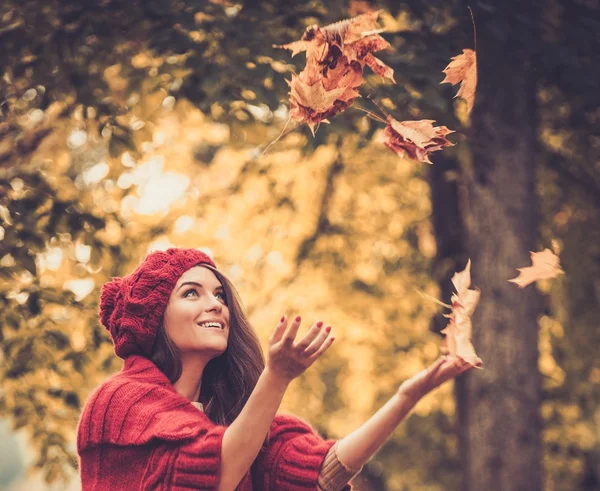 Güzel kadın giyiyor örme ceket — Stok fotoğraf