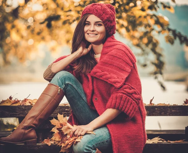 Schöne Frau im Strickmantel — Stockfoto