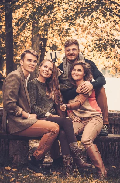 Vrolijke vrienden in de herfst park selfie te nemen — Stockfoto