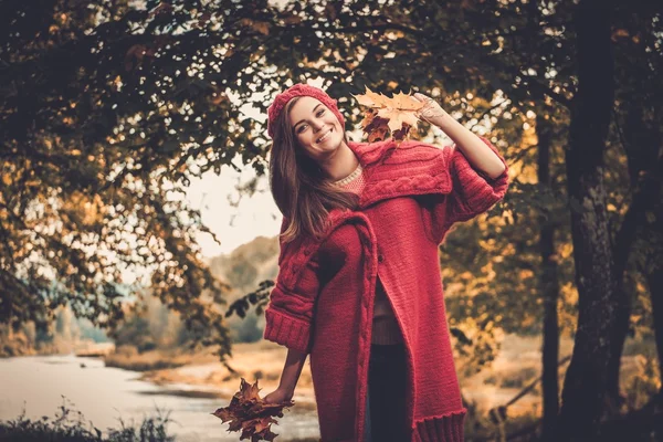 Hermosa mujer con abrigo de punto — Foto de Stock