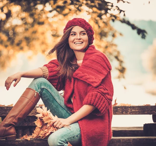 Bella donna che indossa cappotto lavorato a maglia — Foto Stock