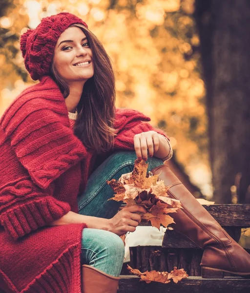 Belle femme portant un manteau tricoté — Photo