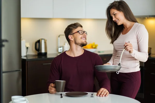 Ung familj på ett kök hemma — Stockfoto