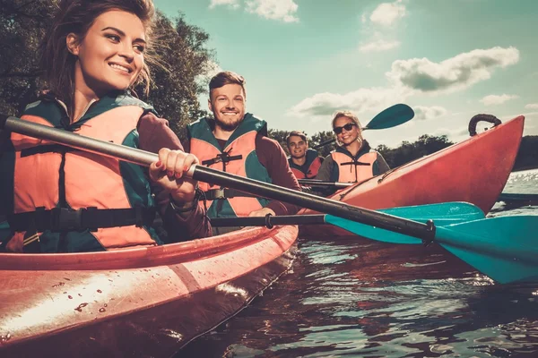 Groupe de personnes heureuses sur un kayak — Photo