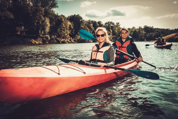 Groupe de personnes heureuses sur un kayak — Photo