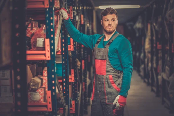 Worker on a automotive spare parts warehouse — Stock Photo, Image