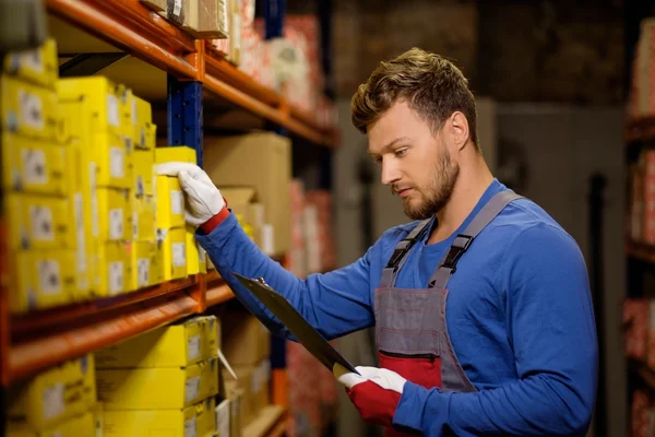 Worker on a automotive spare parts warehouse — Stock Photo, Image