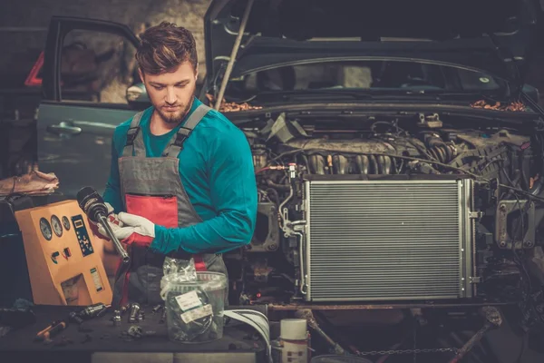 Meccanico con utensile pneumatico in officina — Foto Stock