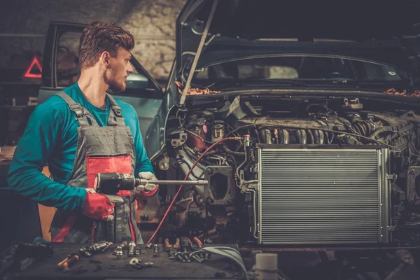 Mechaniker in einer Werkstatt — Stockfoto