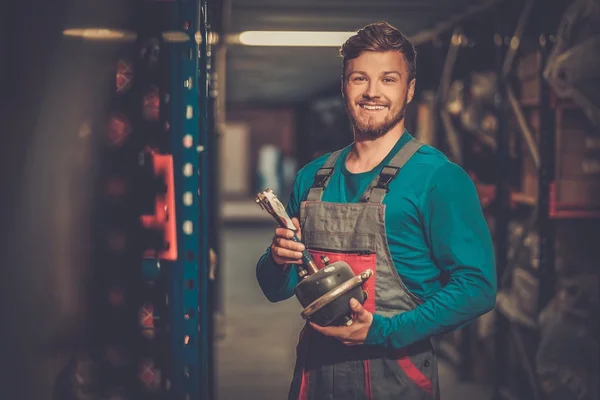 Worker on a automotive spare parts warehouse — Stock Photo, Image