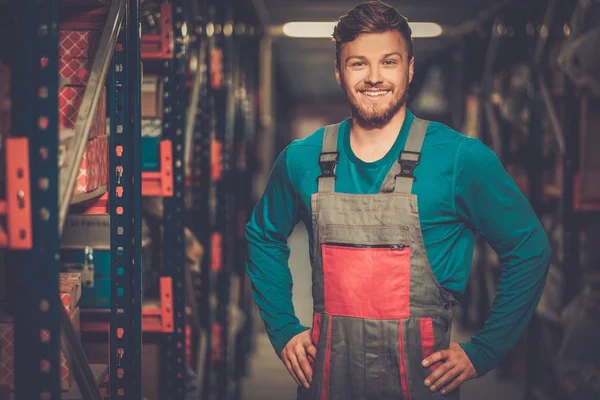 Werknemer op een magazijn voor auto-onderdelen — Stockfoto