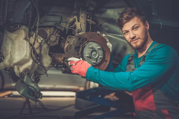 Mekaniker kontrollera bilen bromsar i en workshop — Stockfoto