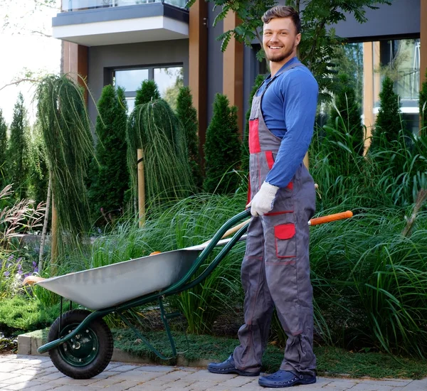 Jardinero con herramientas en el jardín — Foto de Stock