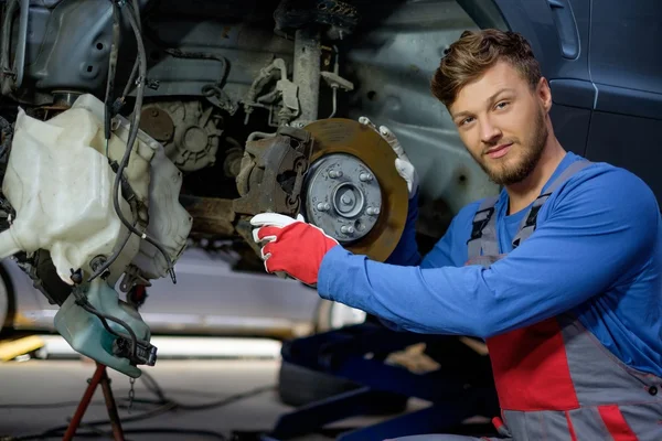 Control mecánico del sistema de frenos de coche en un taller —  Fotos de Stock