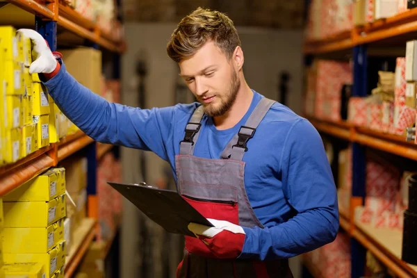 Worker on a automotive spare parts warehouse — Stock Photo, Image