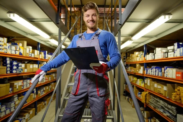 Werknemer op een magazijn voor auto-onderdelen — Stockfoto