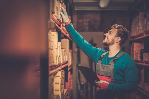 Worker on a automotive spare parts warehouse — Stock Photo, Image