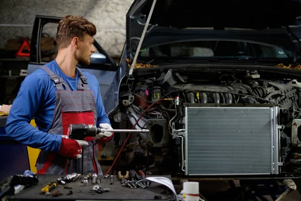 Mechaniker mit Druckluftwerkzeug — Stockfoto